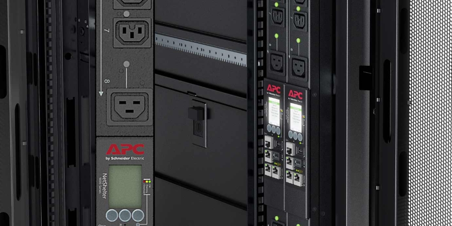 Stromverteiler mit werkzeugloser 0-HE-Installation in NetShelter und den geläufigsten Industrie-Racks