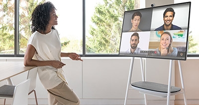 Mujer usando una estación de videoconferencia portátil