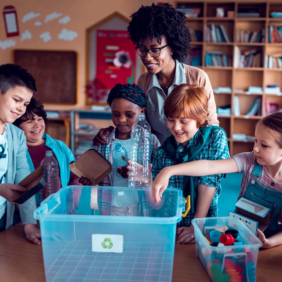 kids experimenting in a water tub