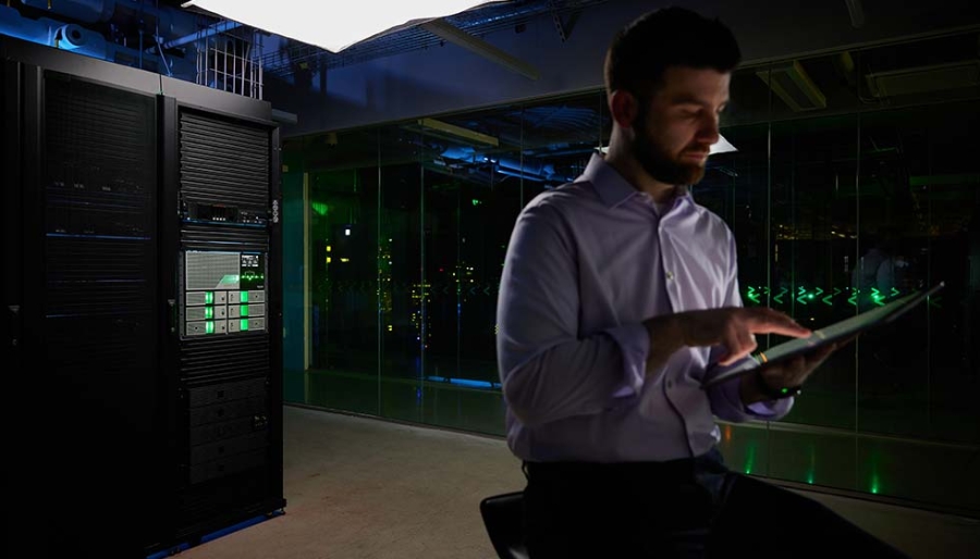 IT Professional Admin end user using EcoStruxure IT to remotely monitor and manage their Smart-UPS Modular Ultra 15kW